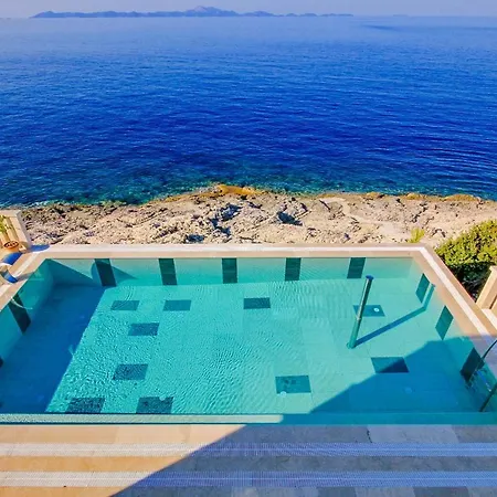 Sleeps 12 With Pool Air Con And Wifi