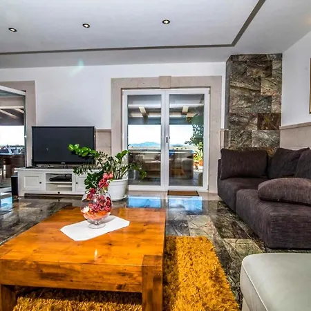 Sleeps 12 With Pool Air Con And Wifi Villa