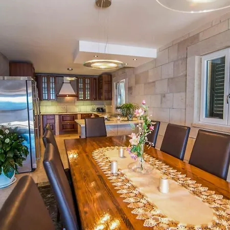 Sleeps 12 With Pool Air Con And Wifi Villa *