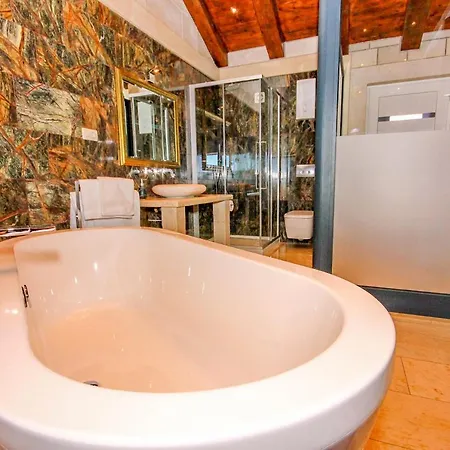 Villa Sleeps 12 With Pool Air Con And Wifi *