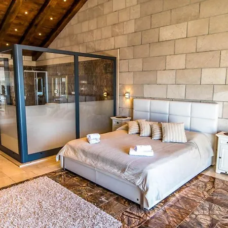 Sleeps 12 With Pool Air Con And Wifi